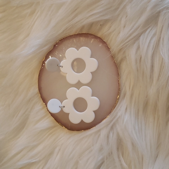 ⚡️ White Daisy Flower Power Earrings - Picture 1 of 4